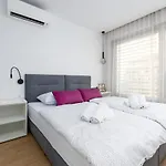 Vilă Luxury Semi Detached Smokva 2 - Near Center And Sea - By Traveler Tourist Agency Krk *