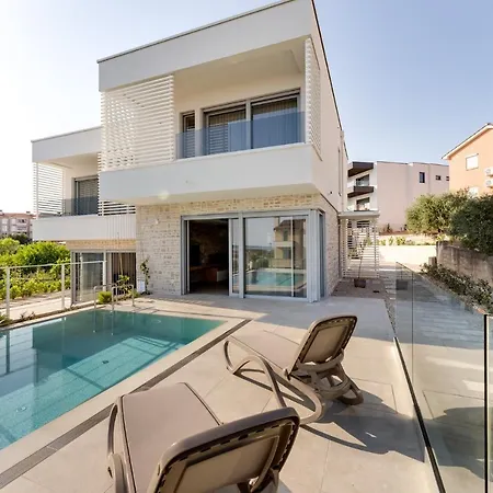 Luxury Semi Detached Smokva 2 - Near Center And Sea - By Traveler Tourist Agency Krk 빌라 크르크