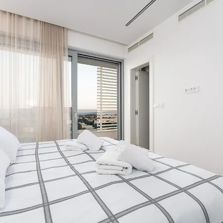 Luxury Semi Detached Smokva 2 - Near Center And Sea - By Traveler Tourist Agency Krk 빌라 *