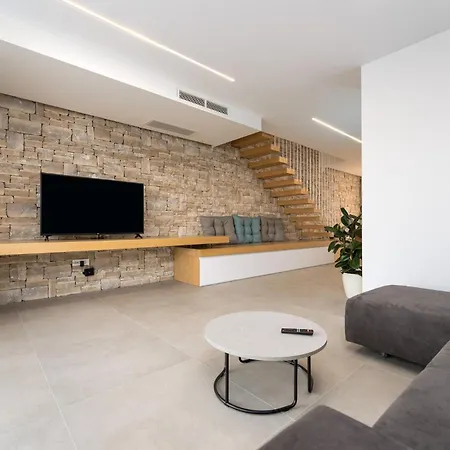 Luxury Semi Detached Smokva 2 - Near Center And Sea - By Traveler Tourist Agency Krk 빌라 크르크