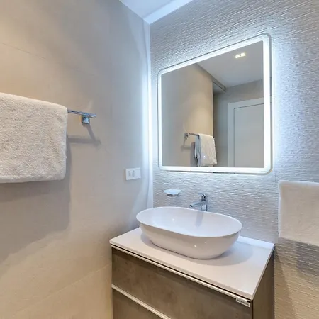 빌라 Luxury Semi Detached Smokva 2 - Near Center And Sea - By Traveler Tourist Agency Krk 크르크